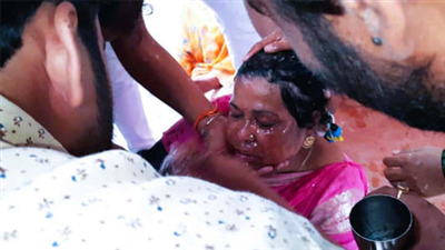 सीधी पेशाब कांड: बुलडोजर देखकर फूट-फूटकर रोई आरोपी की मां, फिर गिड़गिड़ाते हुए बेहोश होकर गिर पड़ी