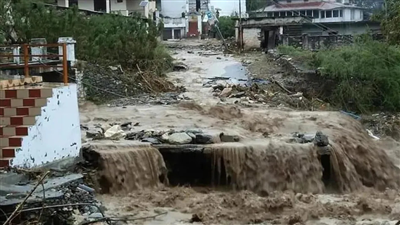 भारी बारिश, भूस्खलन और बादल फटने से तबाही, 34 की मौत, दिल्ली से शिमला तक सड़कें बनीं समंदर