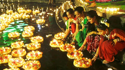 शिव की काशी के आंगन में देवताओं ने मनाई देव दीपावली, 21 लाख दीपों से जगमग हुई काशी