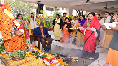नवयुग कन्या महाविद्यालय के प्रांगण में सरस्वती पूजन द्वारा मनाया गया बसंतोत्सव