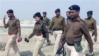 बिहार की चर्चित IPS लिपि सिंह की गिरफ्तारी की मांग को लेकर सड़क पर उतरे लोग