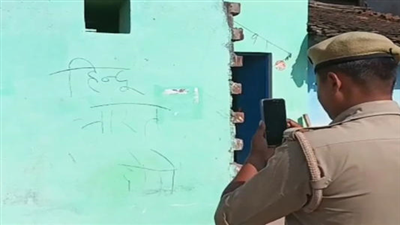 UP के बांदा में घरों के बाहर लिखा, हिंदुओं मकान खाली करो, भारत छोड़ो...