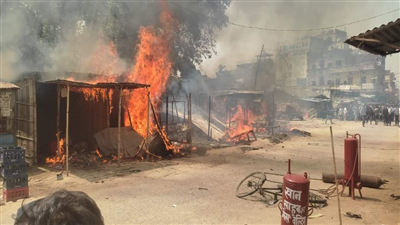 बैरगनिया रेलवे स्टेशन के समीप अगलगी में पांच दुकाने जल कर खाक