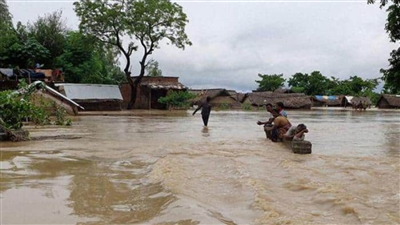 UP Flood: गोंडा में घाघरा और सरयू नदियां उफनाई, बाढ़ में दर्जनों गांव घिरे, पलायन शुरू