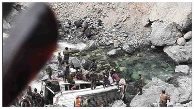 लेह में बड़ा हादसा, सेना का वाहन खाई में गिरा, 8 जवानों की मौत