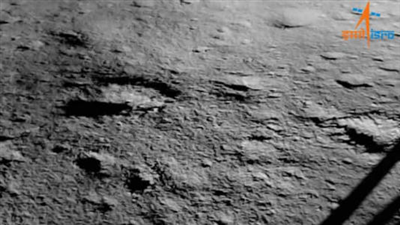जहां पर लैंड हुआ, चंद्रयान ने भेजी वहां की तस्वीर, ऐसा है चांद का नजारा; दुनिया बोली-शाबाश इसरो