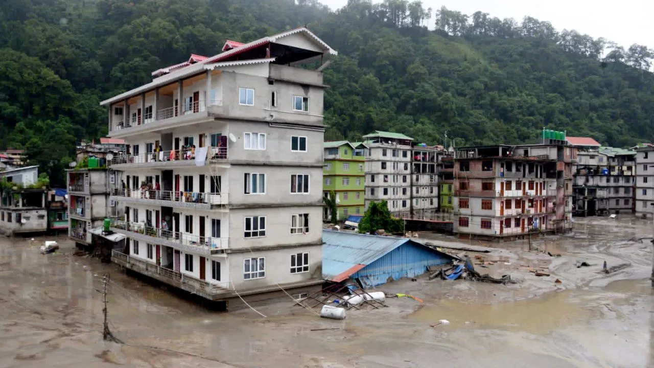 सिक्किम में बादल फटने से तबाही, 14 पुल ढहे, 3000 से ज्यादा टूरिस्ट फंसे