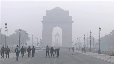 दिल्ली में बारिश के बाद प्रदूषण से थोड़ी राहत, दिन में भी हुआ ठंड का अहसास