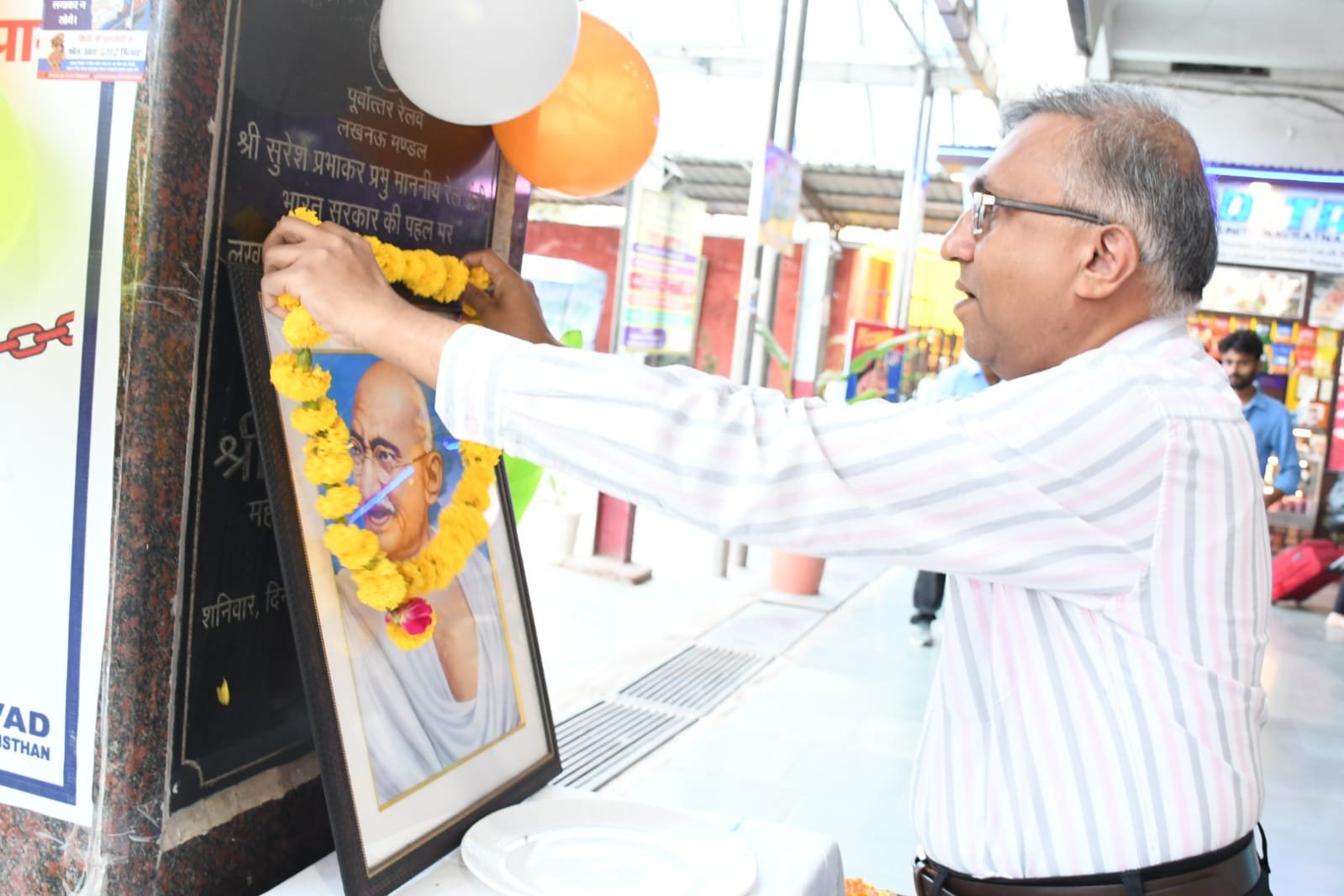 मंरेप्र गौरव अग्रवाल राष्ट्रपिता महात्मा गांधी के चित्र पर माल्यार्पण करते हुए