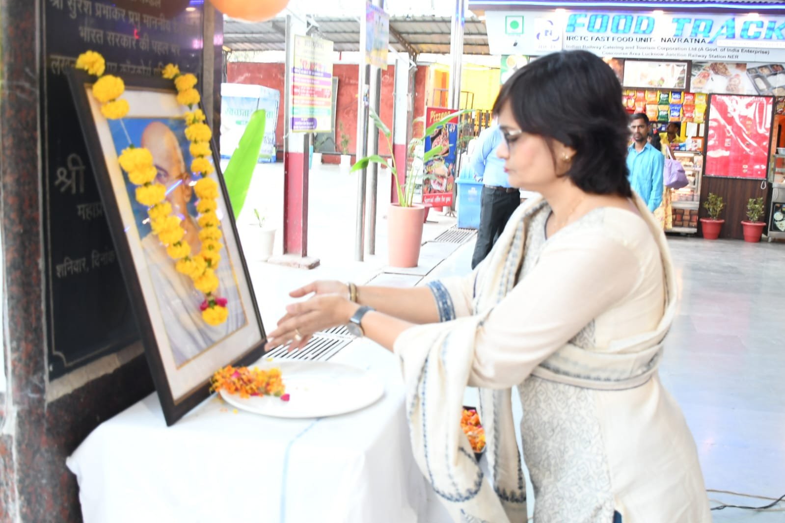 महिला कल्याण संगठन की अध्यक्षा श्रीमति श्रुति गुप्ता राष्ट्रपिता महात्मा गांधी के चित्र पर माल्यार्पण करते हुए