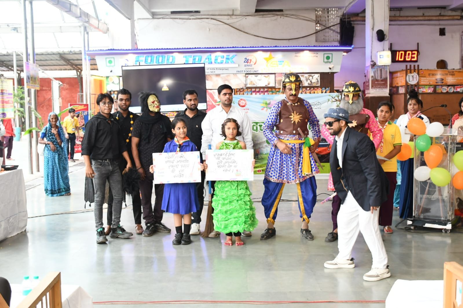 स्काउट एवं गाइड्स द्वारा स्वच्छता जागरुकता पर आधारित ’नुक्कड़ नाटक’ की प्रस्तुति