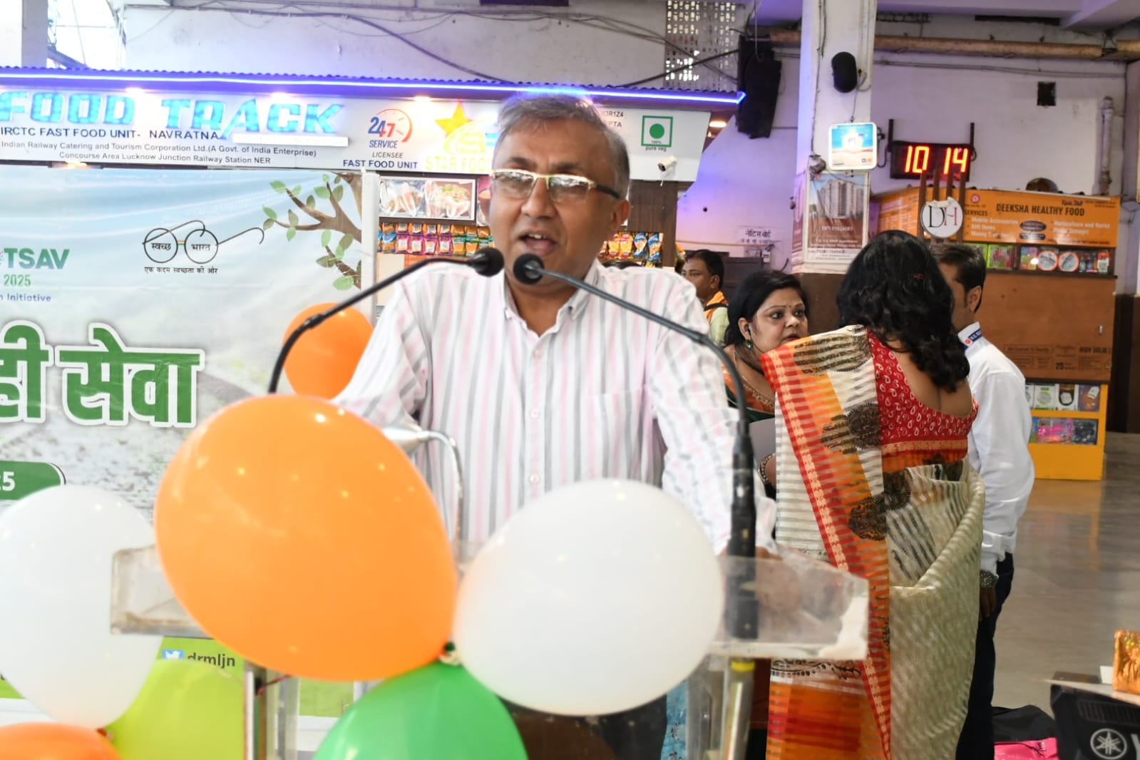 मंडल रेल प्रबंधक गौरव अग्रवाल कार्यक्रम को संबोधित करते हुए