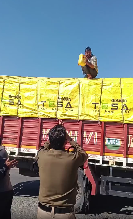 राजस्थान–MP बॉर्डर पर RTO की मनमानी: पूरे कागज़ होने के बावजूद 4500 का चालान, ट्रक चालक ने की आत्मदाह की कोशिश