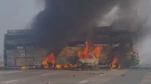 कोहरे में मौत का तांडव: यमुना एक्सप्रेसवे पर 15 वाहनों की भीषण टक्कर, 17 की मौत, 80 से ज्यादा घायल