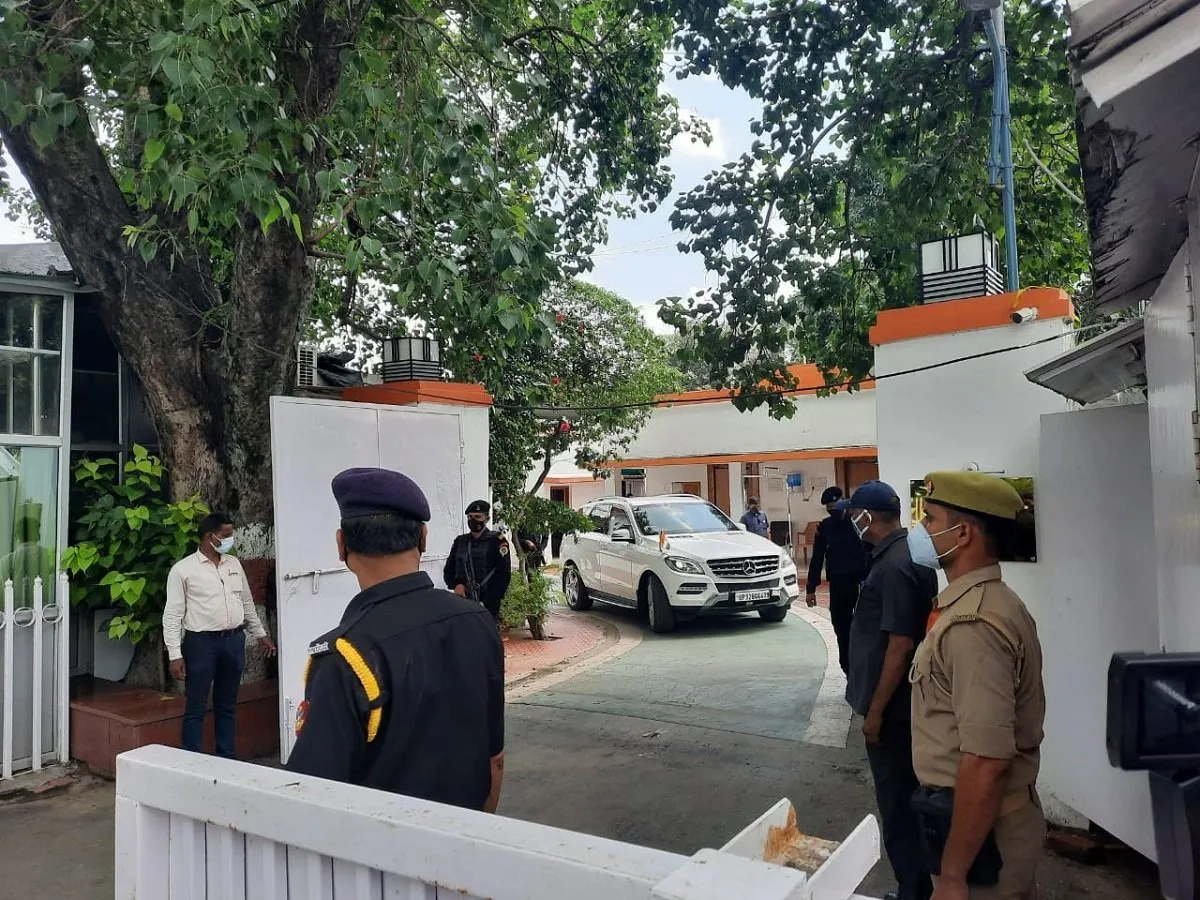 लखनऊ में बड़ा सुरक्षा हादसा: जालसाज ने डिप्टी सीएम के आवास में की घुसपैठ, फर्जी परिचय देकर अनुचित सिफारिशें करने लगा